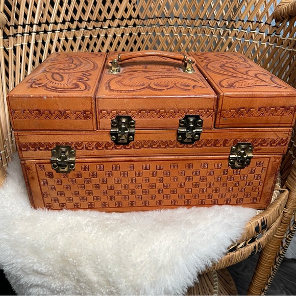 Vintage Embossed Leather Jewelry Box - Picture 4 of 9